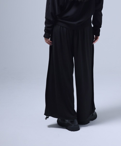 Ruze（ルゼ）の「12 tuck easy wide pants / 12タック イージー ワイドパンツ（その他パンツ・メンズ・ブラック・FREE）」の4枚目の写真