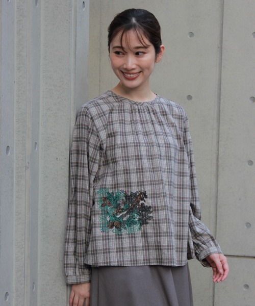 スーパーハッカ（SUPER HAKKA）/SUPER HAKKA×サクマ ユウコ 「森の家」モチーフ刺繍 先染めコットン麻チェックブラウス セール】SUPER HAKKA×サクマ ユウコ 「森の家」モチーフ刺繍 先染め