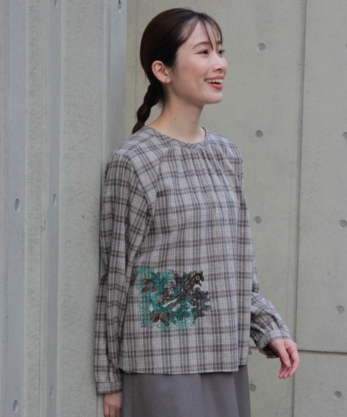 SUPER HAKKA（スーパーハッカ）の「SUPER　HAKKA×サクマ　ユウコ　「森の家」モチーフ刺繍　先染めコットン麻チェックブラウス（シャツ/ブラウス・レディース・グレー/ネイビー・FREE）」の6枚目の写真