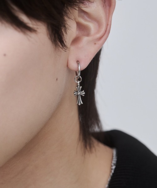WYZ surgical stainless(ダブリューワイジィーサージカルステンレス)の「【 金属アレルギー対応 】クロスデザイン フープピアス サージカルステンレス(両耳用)(ピアス(両耳用)・メンズ・シルバー・FREE)」の2枚目の写真