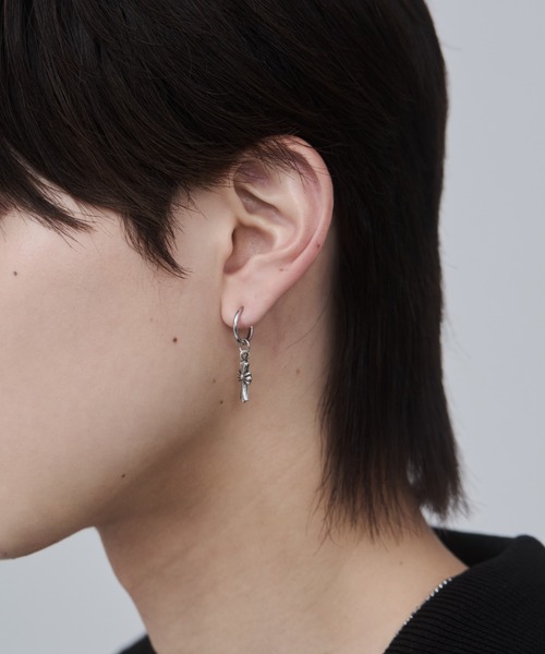 WYZ surgical stainless(ダブリューワイジィーサージカルステンレス)の「【 金属アレルギー対応 】クロスデザイン フープピアス サージカルステンレス(両耳用)(ピアス(両耳用)・メンズ・シルバー・FREE)」の3枚目の写真