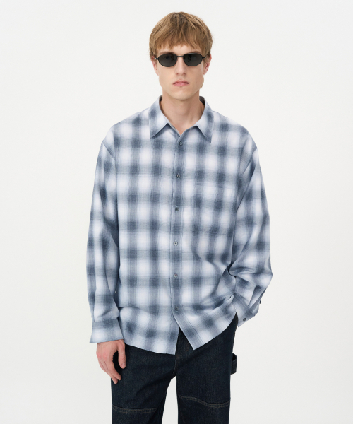 INSILENCE(インサイロンス)の「オーバーサイズチェックシャツ グレー ブルー(シャツ/ブラウス・レディース・その他・LARGE/MEDIUM/SMALL)」の1枚目の写真