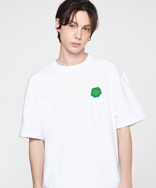 GRAVER（グレーバー）の「[ユニセックス]グリーンシーリング スモールドローイングスマイル 半袖Tシャツ_ホワイト（Tシャツ/カットソー・レディース・ホワイト・X-LARGE/SMALL/MEDIUM/LARGE）」の2枚目の写真