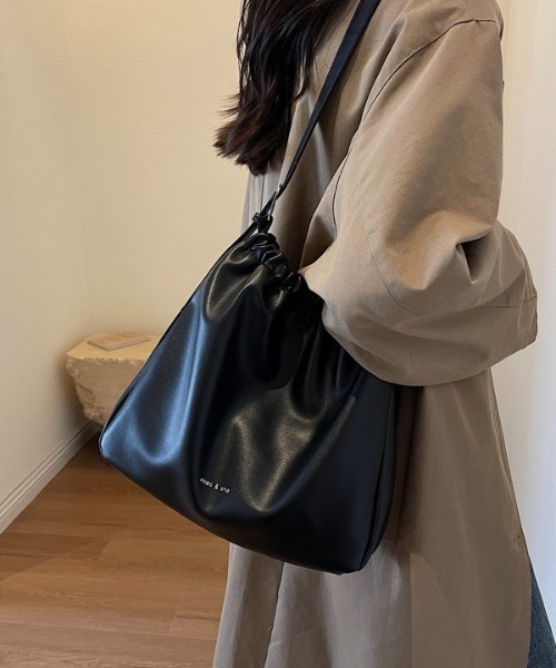 yuue' ( wear )（ユーイ）の「フェイクレザー巾着ショルダーバッグ（ショルダーバッグ・レディース・ブラック/ブラウン・FREE）」の4枚目の写真