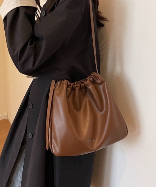 yuue' ( wear )（ユーイ）の「フェイクレザー巾着ショルダーバッグ（ショルダーバッグ・レディース・ブラック/ブラウン・FREE）」の8枚目の写真