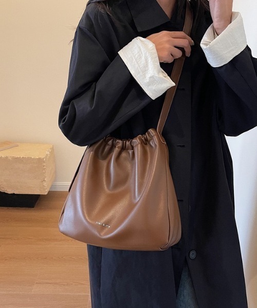 yuue' ( wear )（ユーイ）の「フェイクレザー巾着ショルダーバッグ（ショルダーバッグ・レディース・ブラック/ブラウン・FREE）」の9枚目の写真