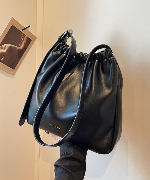 yuue' ( wear )（ユーイ）の「フェイクレザー巾着ショルダーバッグ（ショルダーバッグ・レディース・ブラック/ブラウン・FREE）」の11枚目の写真