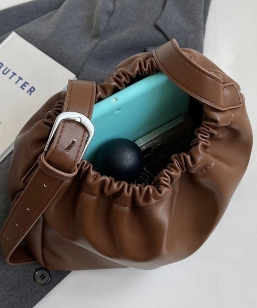 yuue' ( wear )（ユーイ）の「フェイクレザー巾着ショルダーバッグ（ショルダーバッグ・レディース・ブラック/ブラウン・FREE）」の17枚目の写真