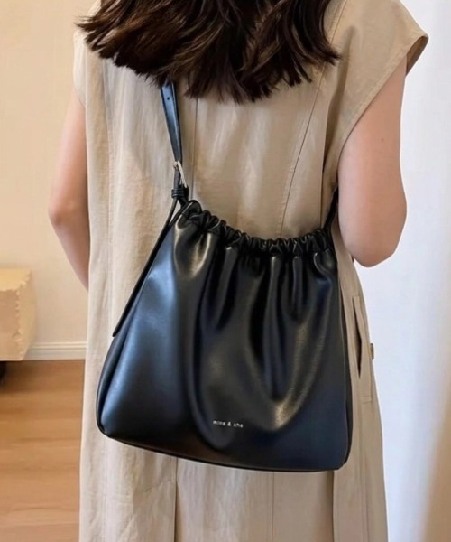 yuue' ( wear )(ユーイ)の「フェイクレザー巾着ショルダーバッグ(ショルダーバッグ・レディース・ブラウン/ブラック/アイボリー・FREE)」の19枚目の写真