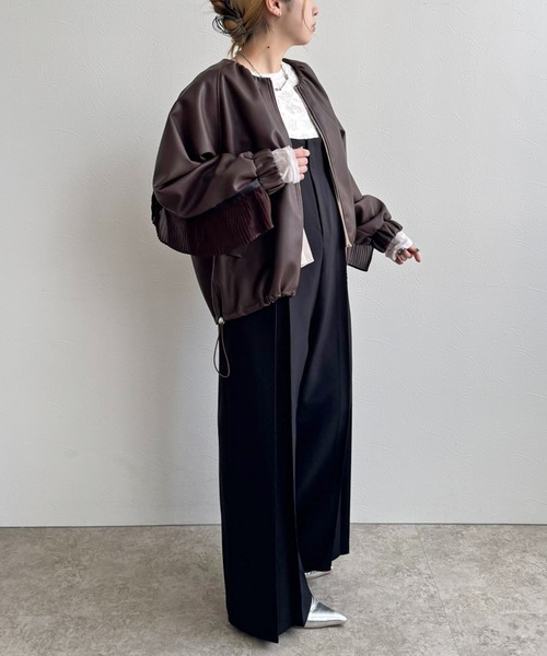 LHELBIE（レルビエ）の「バックプリーツ合皮ブルゾン（ブルゾン・レディース・ブラウン/オフホワイト/ブラック・M）」の21枚目の写真