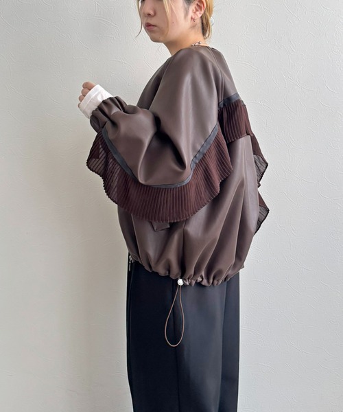 LHELBIE（レルビエ）の「バックプリーツ合皮ブルゾン（ブルゾン・レディース・ブラウン/オフホワイト/ブラック・M）」の18枚目の写真