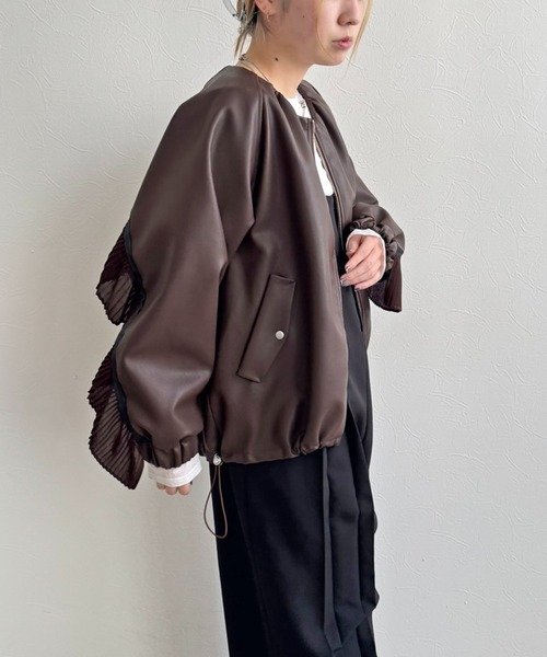 LHELBIE（レルビエ）の「バックプリーツ合皮ブルゾン（ブルゾン・レディース・ブラウン/オフホワイト/ブラック・M）」の4枚目の写真