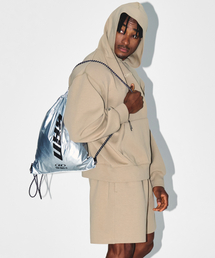 BORN TO WIN（ボーントゥウィン）の「GLOSSY DRAWSTRING GYM SACK [SILVER]（スポーツグッズ）」