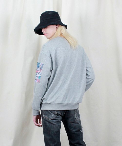 DEMARC(ドゥマーク)の「男女 スクエアグラフィック スウェット グレー(スウェット・メンズ・その他・MEDIUM/LARGE)」の6枚目の写真