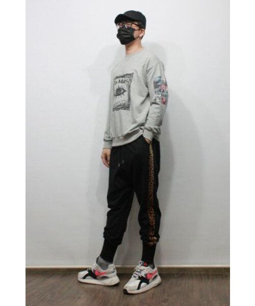 DEMARC(ドゥマーク)の「男女 スクエアグラフィック スウェット グレー(スウェット・メンズ・その他・MEDIUM/LARGE)」の4枚目の写真