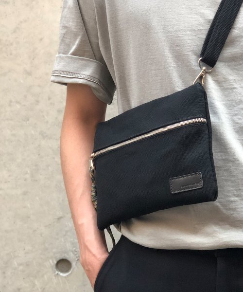 POSH-PROJECTS(ポッシュプロジェクト)の「F110 トラベルバッグ サコッシュ ブラック(メッセンジャーバッグ・メンズ・ブラック・FREE)」の2枚目の写真