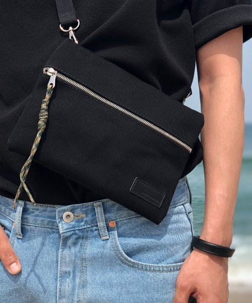 POSH-PROJECTS(ポッシュプロジェクト)の「F110 トラベルバッグ サコッシュ ブラック(メッセンジャーバッグ・メンズ・ブラック・FREE)」の3枚目の写真