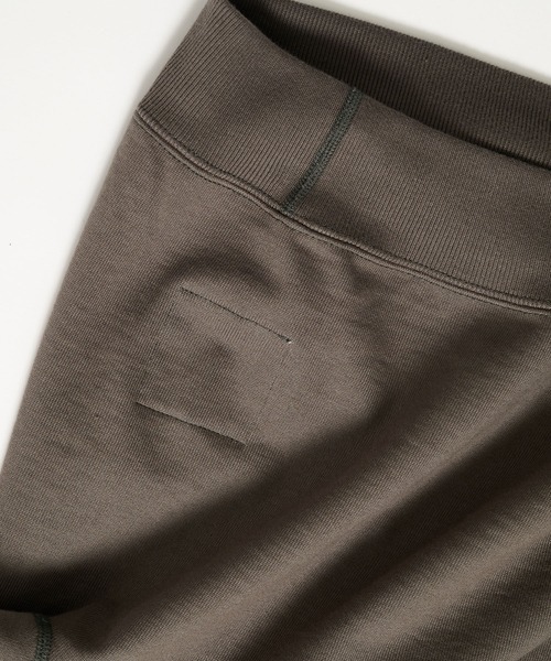 markaware(マーカウェア)の「【MARKAWARE/マーカウェア】HUGE SHORT SWEAT/スラックスに合う,360度美シルエットショートスウェット(スウェット・メンズ・ダークグレー/ダークネイビー・2/1)」の16枚目の写真