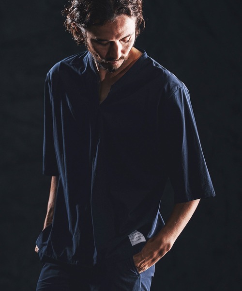 wjk reluxe(ダブルジェーケーリラックス)の「mt10162-cool touch key neck pullover キーネックプルオーバー(WR26S-07)(Tシャツ/カットソー・メンズ・グレイッシュベージュ/ネイビー/ホワイト・L/M/S)」の1枚目の写真