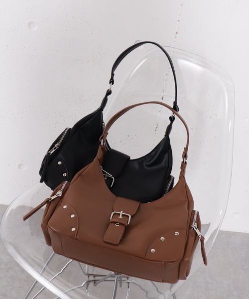 archives(アルシーヴ)の「ハーフムーンスタッズバッグ(ショルダーバッグ・レディース・キャメル/ブラック・FREE)」の2枚目の写真