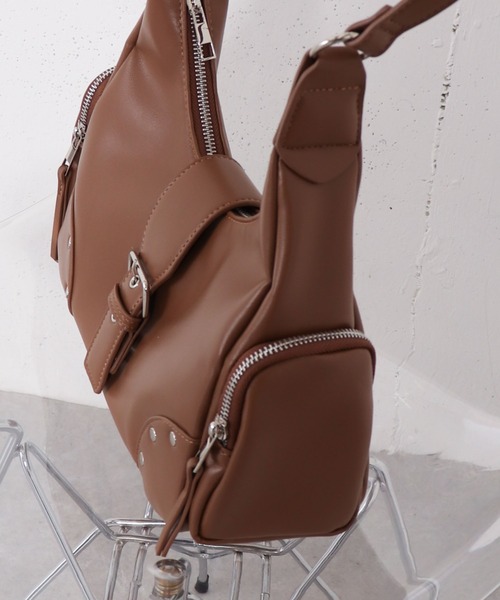 archives(アルシーヴ)の「ハーフムーンスタッズバッグ(ショルダーバッグ・レディース・キャメル/ブラック・FREE)」の5枚目の写真