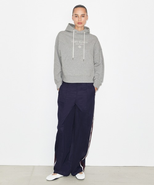 TORY BURCH(トリーバーチ)の「コットン フーディ(スウェット・レディース・グレー/ブラック・M/S/XS)」の2枚目の写真