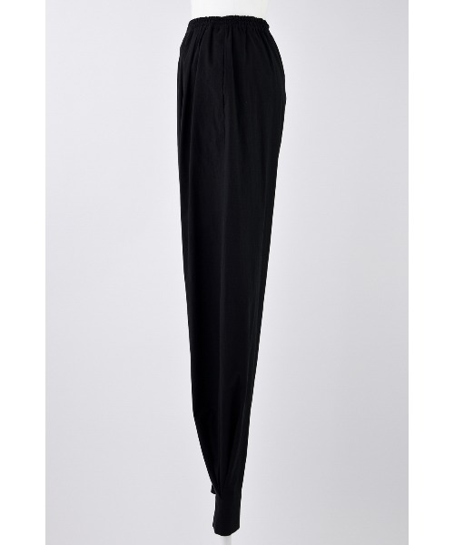 ENFOLD(エンフォルド)の「CURVE-HEM JOGGER PANTS(スラックス・レディース・ブラック・38/36)」の2枚目の写真