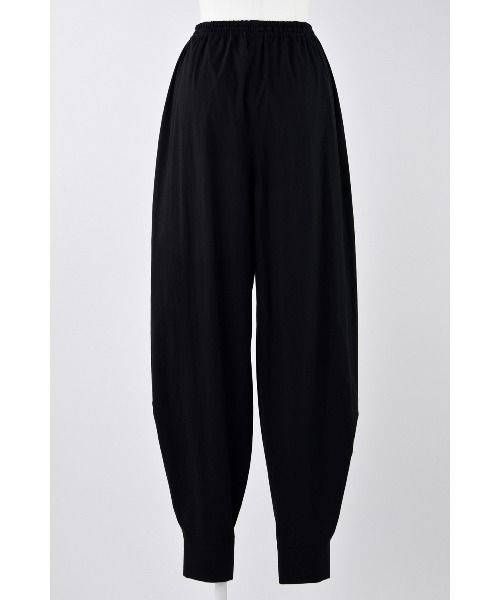 ENFOLD(エンフォルド)の「CURVE-HEM JOGGER PANTS(スラックス・レディース・ブラック・38/36)」の3枚目の写真