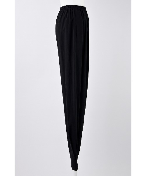 ENFOLD(エンフォルド)の「CURVE-HEM JOGGER PANTS(スラックス・レディース・ブラック・38/36)」の4枚目の写真