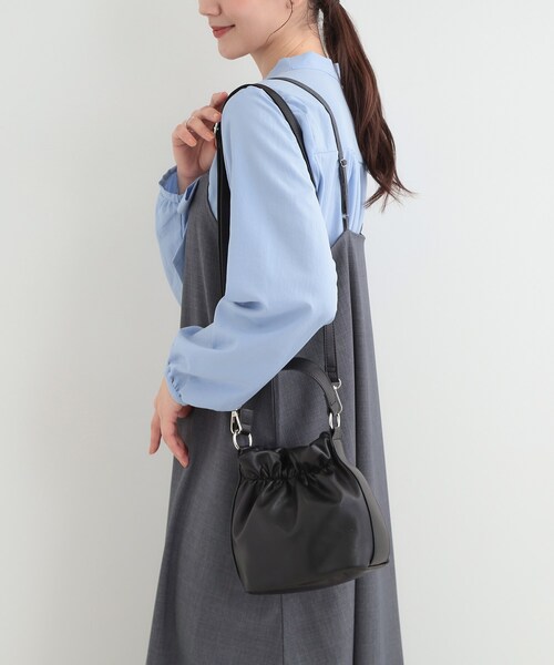 SHOO・LA・RUE（シューラルー）の「口元ギャザーミニショルダーバッグ（ショルダーバッグ・レディース・ブラック/シルバー・00）」の3枚目の写真