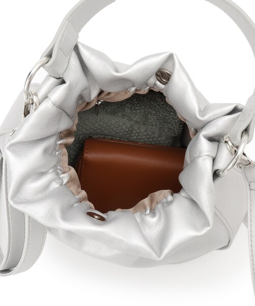 SHOO・LA・RUE（シューラルー）の「口元ギャザーミニショルダーバッグ（ショルダーバッグ・レディース・ブラック/シルバー・00）」の14枚目の写真