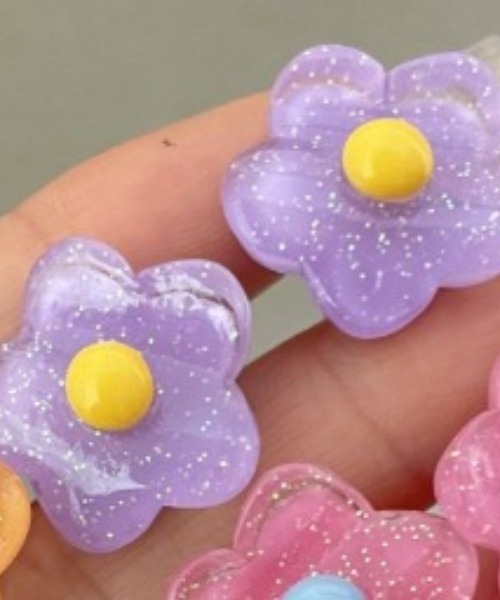 VIBGYOR Women（ヴィブジョー　ウィメン）の「【urge select】フラワーモチーフ キャンディーカラー イヤリング（イヤリング・レディース・イエロー系/パープル系/グリーン系/オレンジ系/ピンク系・FREE）」の2枚目の写真