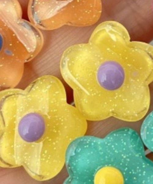 VIBGYOR Women（ヴィブジョー　ウィメン）の「【urge select】フラワーモチーフ キャンディーカラー イヤリング（イヤリング・レディース・イエロー系/パープル系/グリーン系/オレンジ系/ピンク系・FREE）」の3枚目の写真