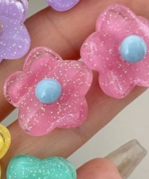 VIBGYOR Women（ヴィブジョー　ウィメン）の「【urge select】フラワーモチーフ キャンディーカラー イヤリング（イヤリング・レディース・イエロー系/パープル系/グリーン系/オレンジ系/ピンク系・FREE）」の4枚目の写真