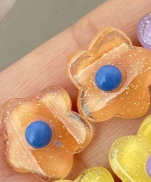 VIBGYOR Women（ヴィブジョー　ウィメン）の「【urge select】フラワーモチーフ キャンディーカラー イヤリング（イヤリング・レディース・イエロー系/パープル系/グリーン系/オレンジ系/ピンク系・FREE）」の5枚目の写真