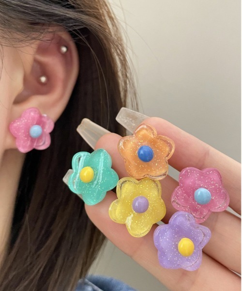 VIBGYOR Women（ヴィブジョー　ウィメン）の「【urge select】フラワーモチーフ キャンディーカラー イヤリング（イヤリング・レディース・イエロー系/パープル系/グリーン系/オレンジ系/ピンク系・FREE）」の6枚目の写真