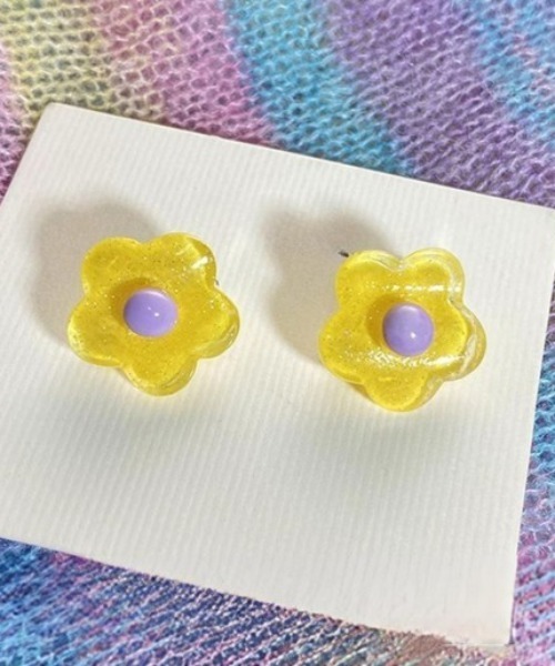 VIBGYOR Women（ヴィブジョー　ウィメン）の「【urge select】フラワーモチーフ キャンディーカラー イヤリング（イヤリング・レディース・イエロー系/パープル系/グリーン系/オレンジ系/ピンク系・FREE）」の9枚目の写真