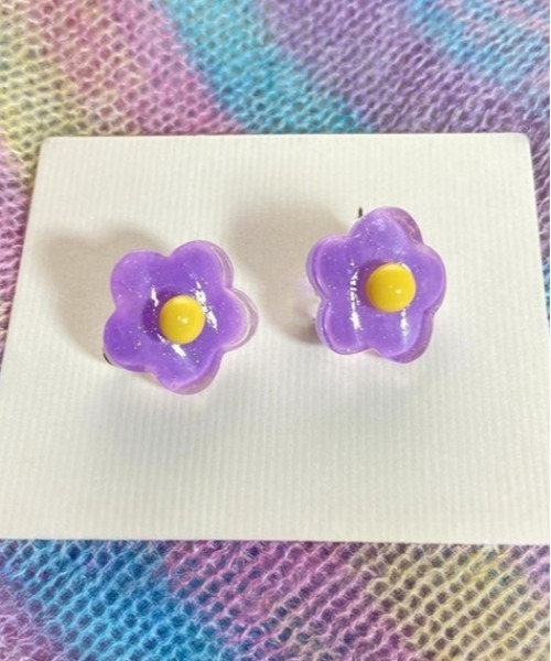 VIBGYOR Women（ヴィブジョー　ウィメン）の「【urge select】フラワーモチーフ キャンディーカラー イヤリング（イヤリング・レディース・イエロー系/パープル系/グリーン系/オレンジ系/ピンク系・FREE）」の8枚目の写真