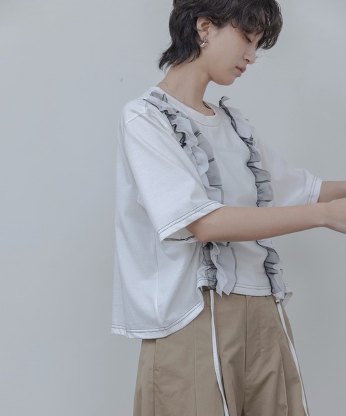 Eimee Law(エイミーロウ)の「ドロストフリルトップス(Tシャツ/カットソー・レディース・オフホワイト/ブラック・FREE)」の5枚目の写真