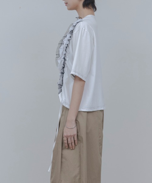 Eimee Law(エイミーロウ)の「ドロストフリルトップス(Tシャツ/カットソー・レディース・オフホワイト/ブラック・FREE)」の17枚目の写真