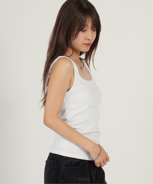 Calvin Klein(カルバン・クライン)の「Calvin Klein/カルバンクライン MONOGRAM SCOOP NK RIB TANK リブタンクトップ スクープネック スクエアネック 2026年 夏 夏服 秋服(タンクトップ・レディース・ホワイト/ブラック・S/M/XS)」の3枚目の写真
