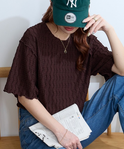 MONO-MART(モノマート)の「クールな着心地|多機能 ポコポコ メロー 優秀Tシャツ (UVカット ・接触冷感・吸水速乾・毛玉防止・マシンウォッシャブル・イージーケア)(Tシャツ/カットソー・レディース・ブラック/ピンク/ブラウン/チャコール/イエロー/ネイビー/オフホワイト/サックスブルー・FREE)」の4枚目の写真