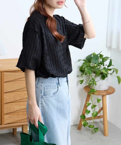 MONO-MART(モノマート)の「クールな着心地|多機能 ポコポコ メロー 優秀Tシャツ (UVカット ・接触冷感・吸水速乾・毛玉防止・マシンウォッシャブル・イージーケア)(Tシャツ/カットソー・レディース・ブラック/ピンク/ブラウン/チャコール/イエロー/ネイビー/オフホワイト/サックスブルー・FREE)」の12枚目の写真