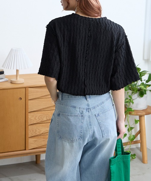 MONO-MART(モノマート)の「クールな着心地|多機能 ポコポコ メロー 優秀Tシャツ (UVカット ・接触冷感・吸水速乾・毛玉防止・マシンウォッシャブル・イージーケア)(Tシャツ/カットソー・レディース・ブラック/ピンク/ブラウン/チャコール/イエロー/ネイビー/オフホワイト/サックスブルー・FREE)」の13枚目の写真