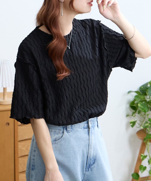 MONO-MART(モノマート)の「クールな着心地|多機能 ポコポコ メロー 優秀Tシャツ (UVカット ・接触冷感・吸水速乾・毛玉防止・マシンウォッシャブル・イージーケア)(Tシャツ/カットソー・レディース・ブラック/ピンク/ブラウン/チャコール/イエロー/ネイビー/オフホワイト/サックスブルー・FREE)」の14枚目の写真