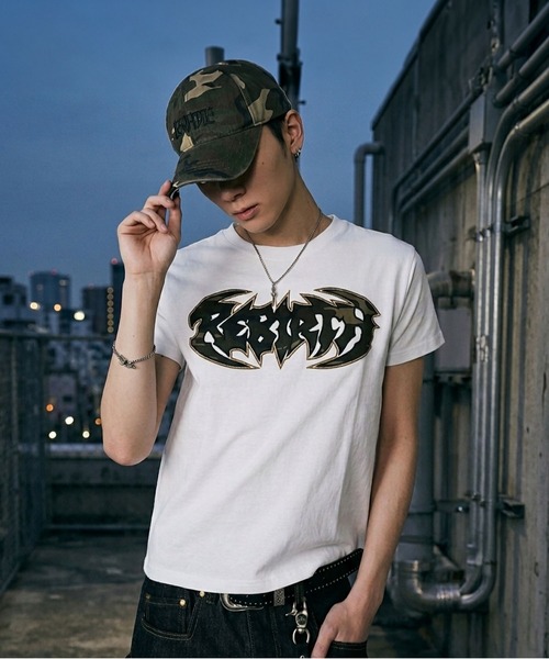 SPINNS(スピンズ)の「短丈パッチワークロゴ半袖Tシャツ/カモフラージュロゴ(Tシャツ/カットソー・メンズ・ホワイト/ブラック/ブラック系その他/ピンク系その他・ONESIZE)」の2枚目の写真