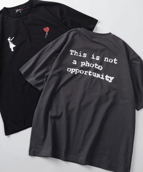 BRANDALISED（ブランダライズド）の「【70】【BRANDALISED/ブランダライズド】バンクシーアートグラフィック バックプリント クルーネックTシャツ/接触冷感/ストレッチ（Tシャツ/カットソー・メンズ・グレー系2/アイボリー系2/ブラック系2/グレー系/アイボリー系/ブラック系1/グレー系1/アイボリー系1/ブラック系・M/L）」の4枚目の写真