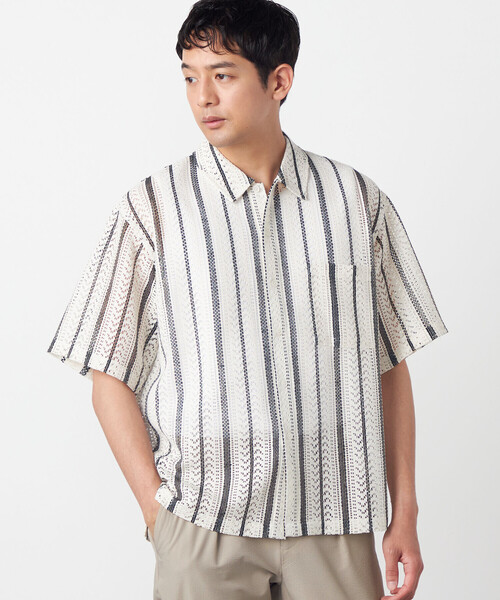 COMME CA ISM(コムサイズム)の「クロシェ編み風 ストライプ柄レース ショートポイントカラーシャツ(シャツ/ブラウス・メンズ・ホワイト/ブルー・LARGE/MEDIUM)」の1枚目の写真