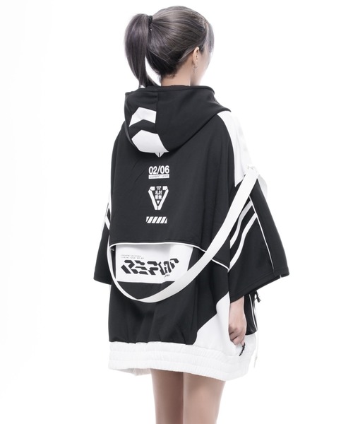 REFLEM INDUSTRY(レフレムインダストリー)の「『REFLEM INDUSTRY/レフレム インダストリー』HALF-SLEEVE SHELL HOODIE/サイバー切替ハイネックジャージパーカー(パーカー・レディース・ブラック/ブラック×ホワイト・FREE)」の20枚目の写真