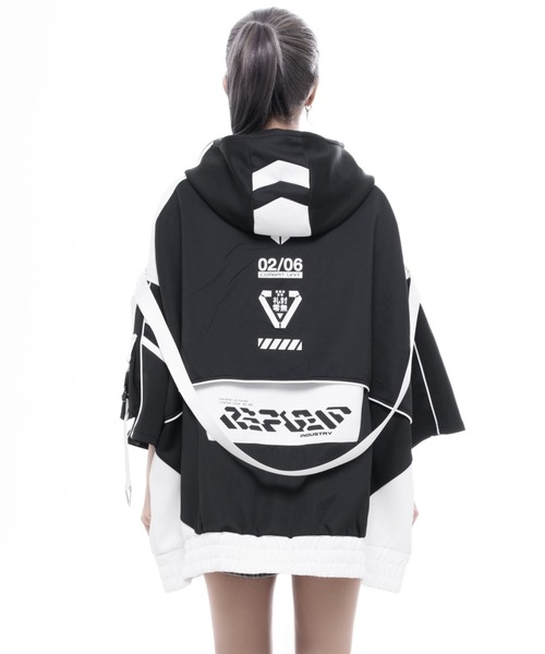 REFLEM INDUSTRY(レフレムインダストリー)の「『REFLEM INDUSTRY/レフレム インダストリー』HALF-SLEEVE SHELL HOODIE/サイバー切替ハイネックジャージパーカー(パーカー・レディース・ブラック/ブラック×ホワイト・FREE)」の19枚目の写真